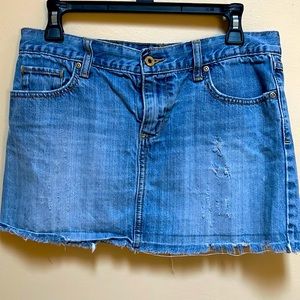 Size 6 Old Navy frayed denim mini skirt. 13’ length.